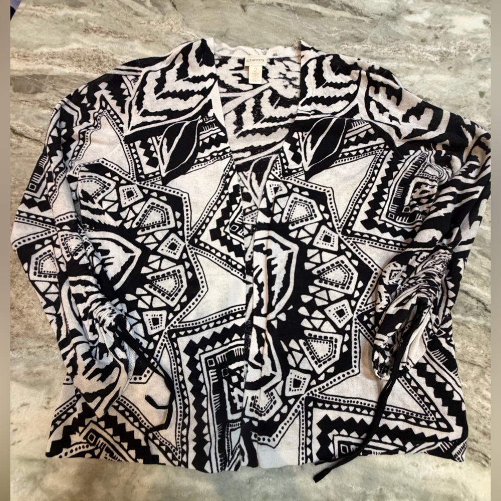 Chico’s Size 2 Black White Abstract Print Knit Top Lightweight Stretch Pullover